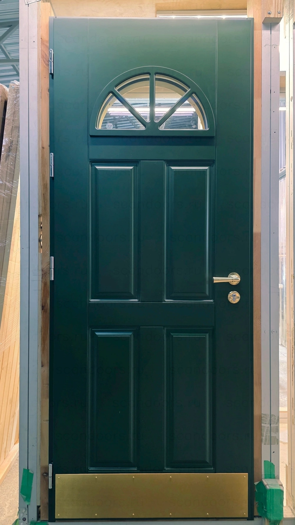 Фото 1 - Дверь Scandoors AW019 с классической фрезеровкой повторяет эстетику традиционных филёнок, но при этом имеет монолитное полотно: никаких щелей, деформаций и продувания. Scandoors: производство и монтаж