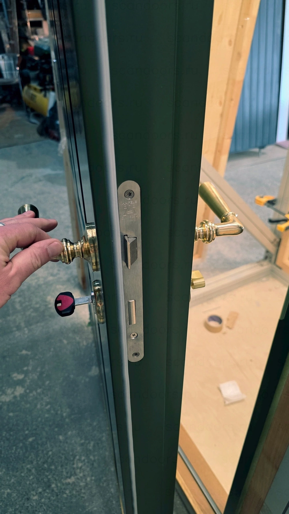 Фото 5 - Дверь Scandoors AW019 с классической фрезеровкой повторяет эстетику традиционных филёнок, но при этом имеет монолитное полотно: никаких щелей, деформаций и продувания. Scandoors: производство и монтаж