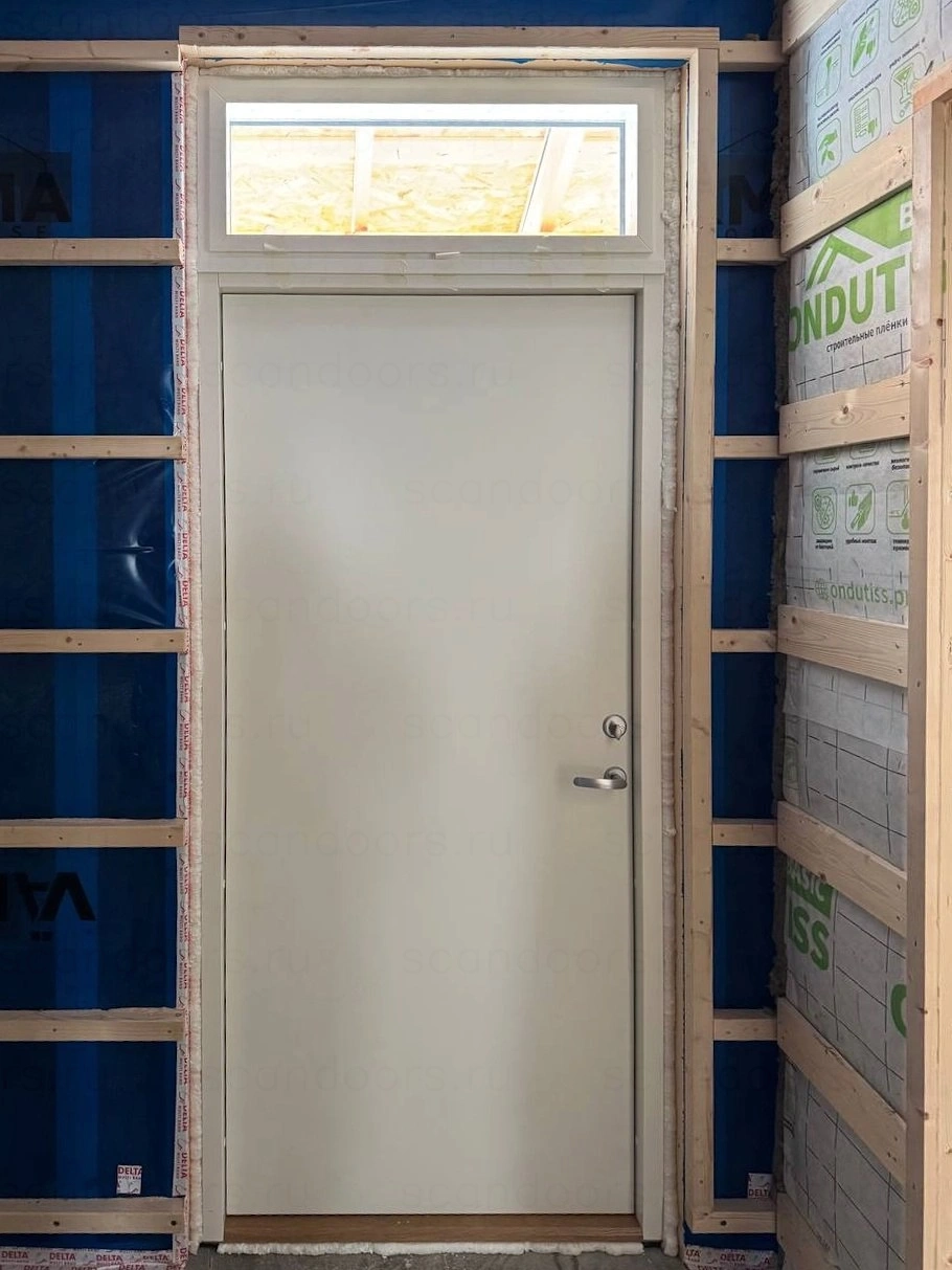 Фото 2 - Финские входные двери Fenestra из складской программы с фрамугой Scandoors, оснащенной мультифункциональным двухкамерным стеклопакетом 38мм Scandoors: производство и монтаж