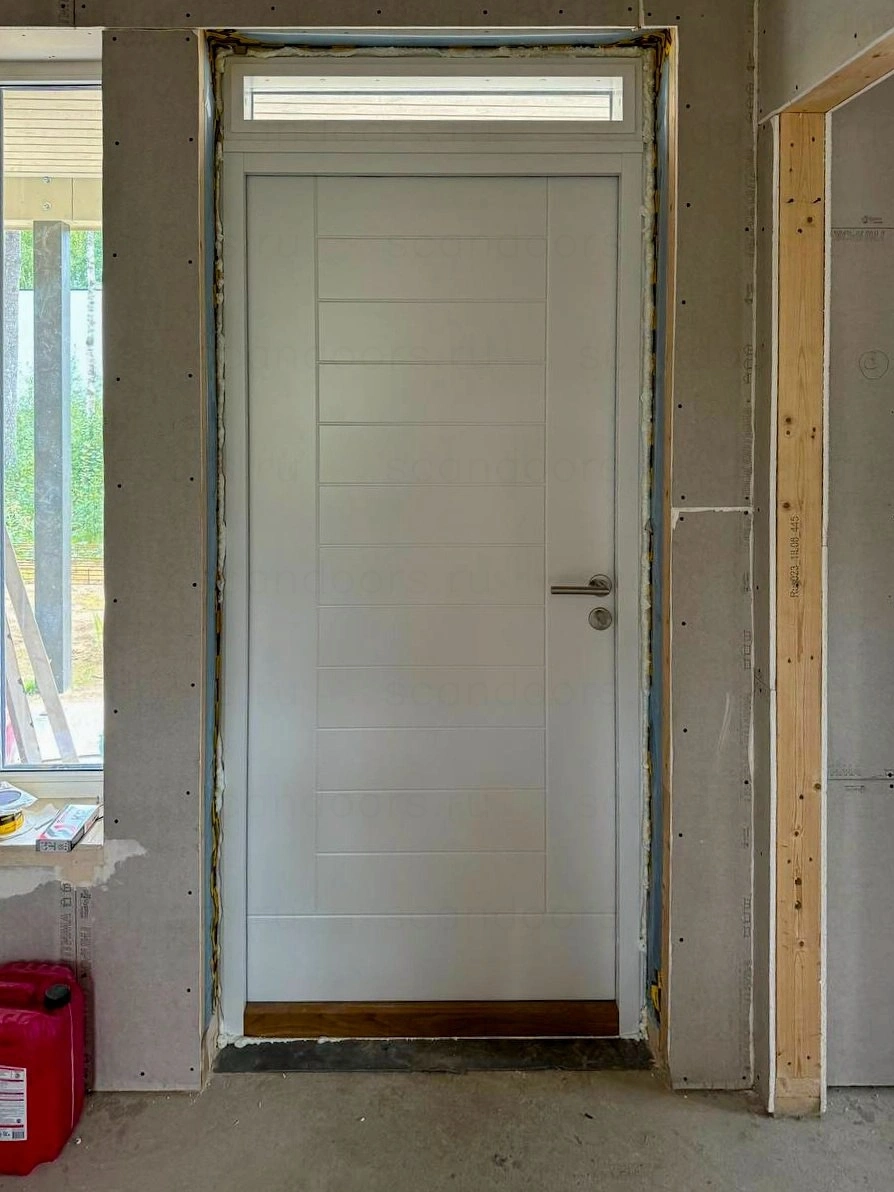 Фото 2 - Морозостойкая дверь Scandoors с фрамугой Scandoors: производство и монтаж