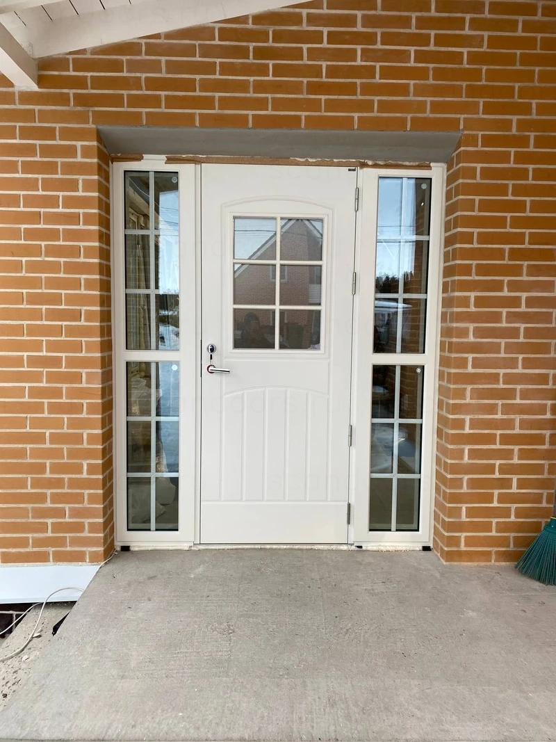 Входная группа из дверей Kaski и боковых окон Scandoors – фото Scandoors