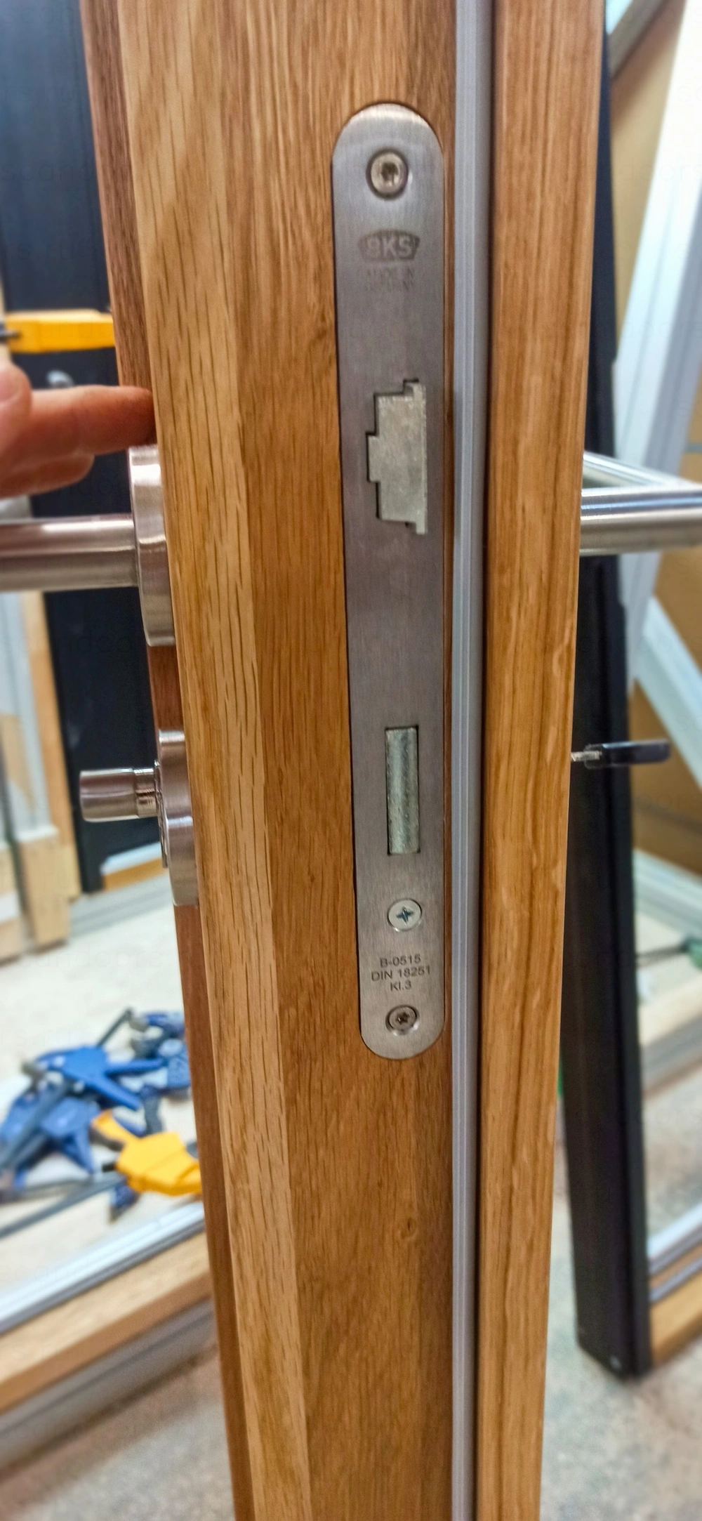 Фото 1 - Входная группа: премиальная теплоизоляционная дверь из дуба Scandoors Wood Thermo CW022 + фрамуга. Scandoors: производство и монтаж