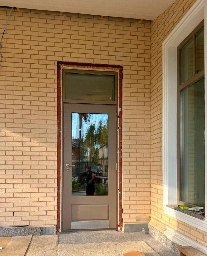 Фото 2 - Входная группа: премиальная теплоизоляционная дверь из дуба Scandoors Wood Thermo CW022 + фрамуга. Scandoors: производство и монтаж