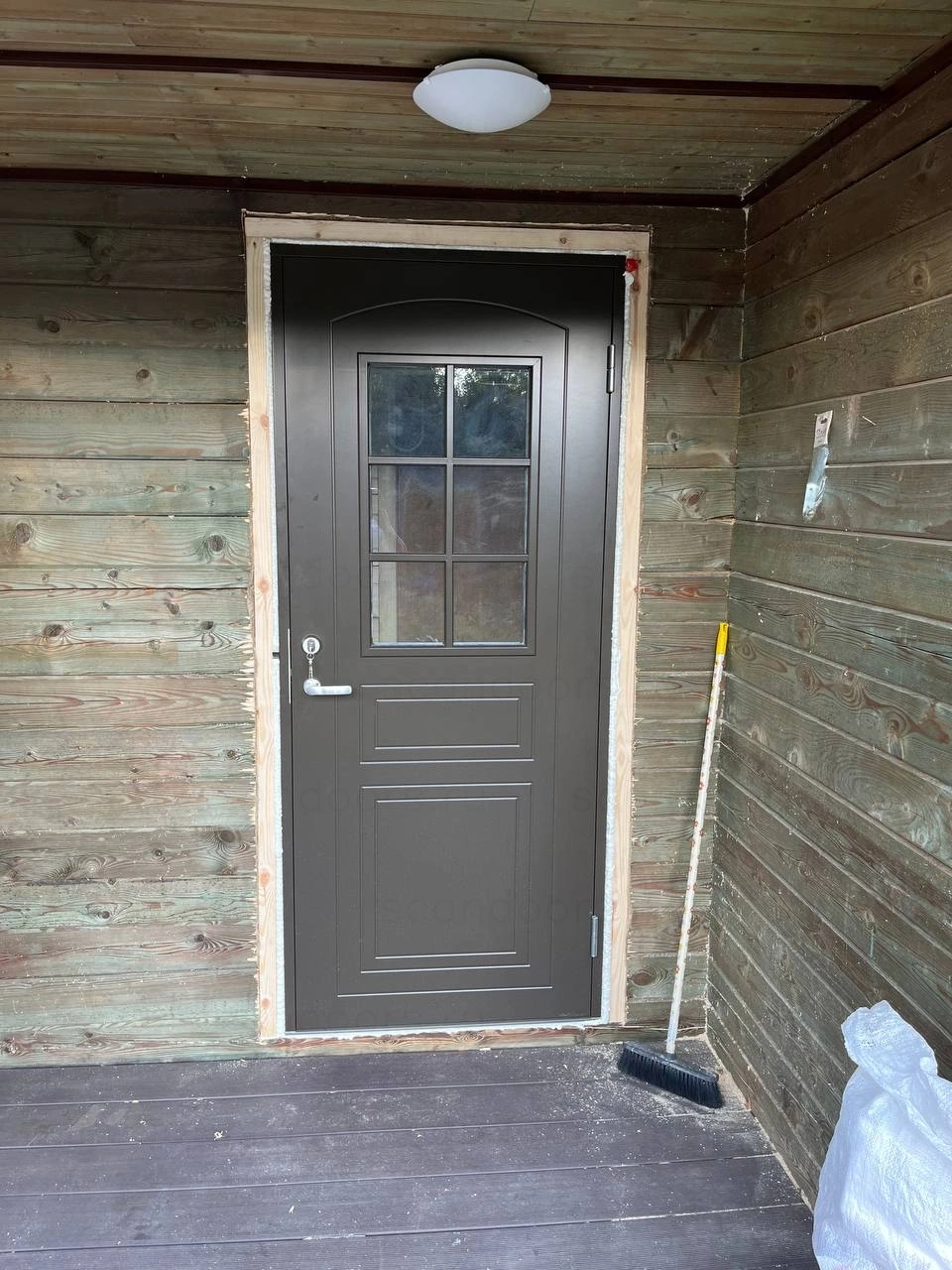 Фото 1 - Финская дверь Swedoor Jeld–wen Basic 020 в обсадную коробку. Обсада укреплена скользящими саморезами – это правильный способ крепления обсады Scandoors: производство и монтаж