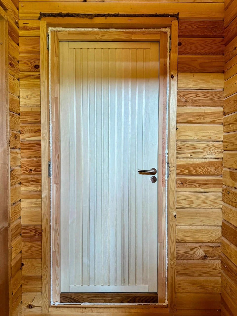 Фото 2 - 🪵 Как правильно установить входную дверь в сруб из бревна или бруса? Scandoors: производство и монтаж