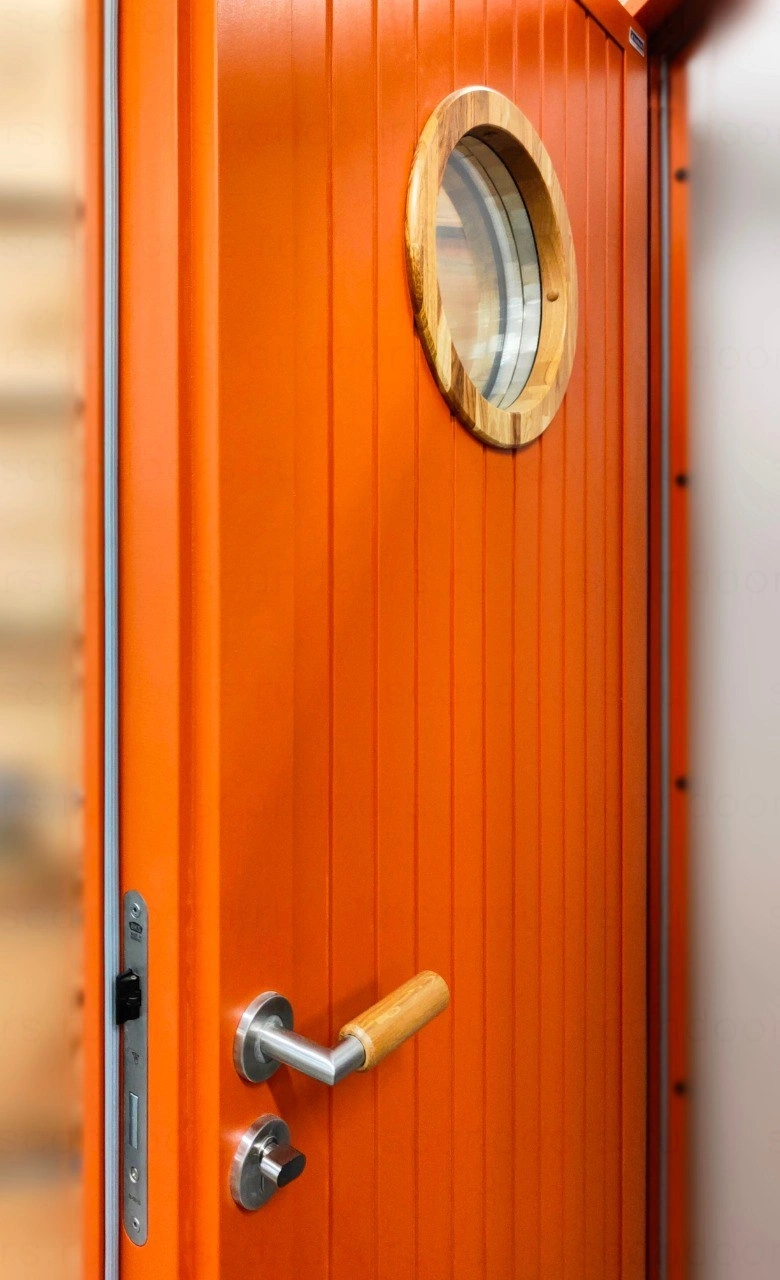 Фото 1 - Морозосотойкая дверь Scandoors Planken W019–Round в исполнении Arctic с тремя контурами уплотнения. Дверь можно посмотреть в нашем шоу–руме в Санкт–Петербурге Scandoors: производство и монтаж