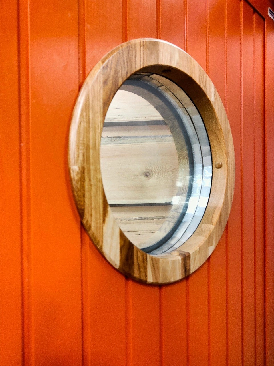 Фото 2 - Морозосотойкая дверь Scandoors Planken W019–Round в исполнении Arctic с тремя контурами уплотнения. Дверь можно посмотреть в нашем шоу–руме в Санкт–Петербурге Scandoors: производство и монтаж