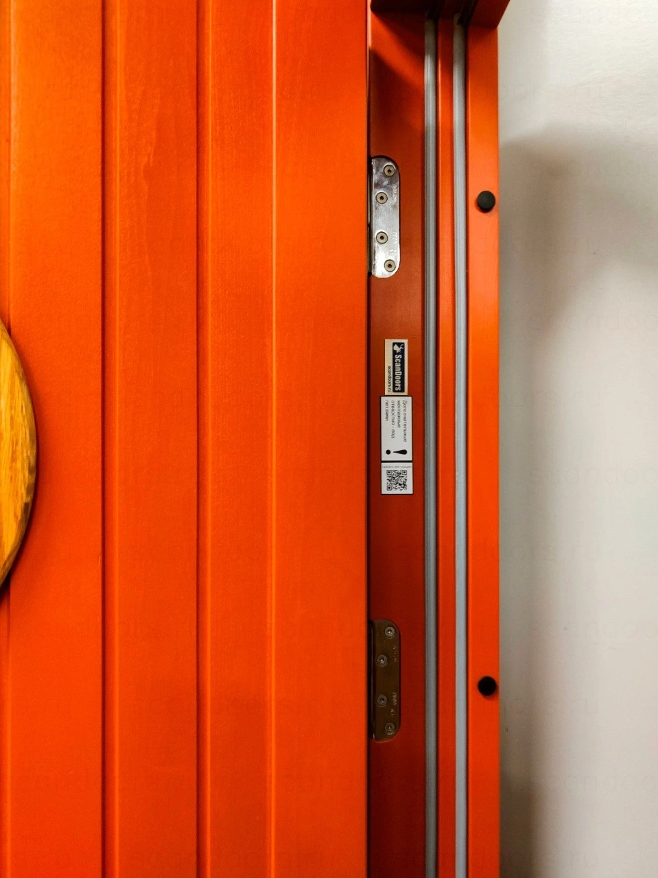 Фото 3 - Морозосотойкая дверь Scandoors Planken W019–Round в исполнении Arctic с тремя контурами уплотнения. Дверь можно посмотреть в нашем шоу–руме в Санкт–Петербурге Scandoors: производство и монтаж