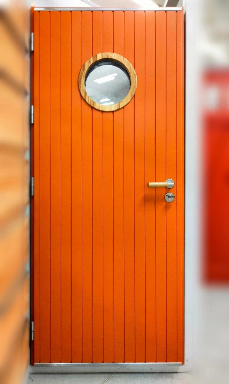 Фото 4 - Морозосотойкая дверь Scandoors Planken W019–Round в исполнении Arctic с тремя контурами уплотнения. Дверь можно посмотреть в нашем шоу–руме в Санкт–Петербурге Scandoors: производство и монтаж