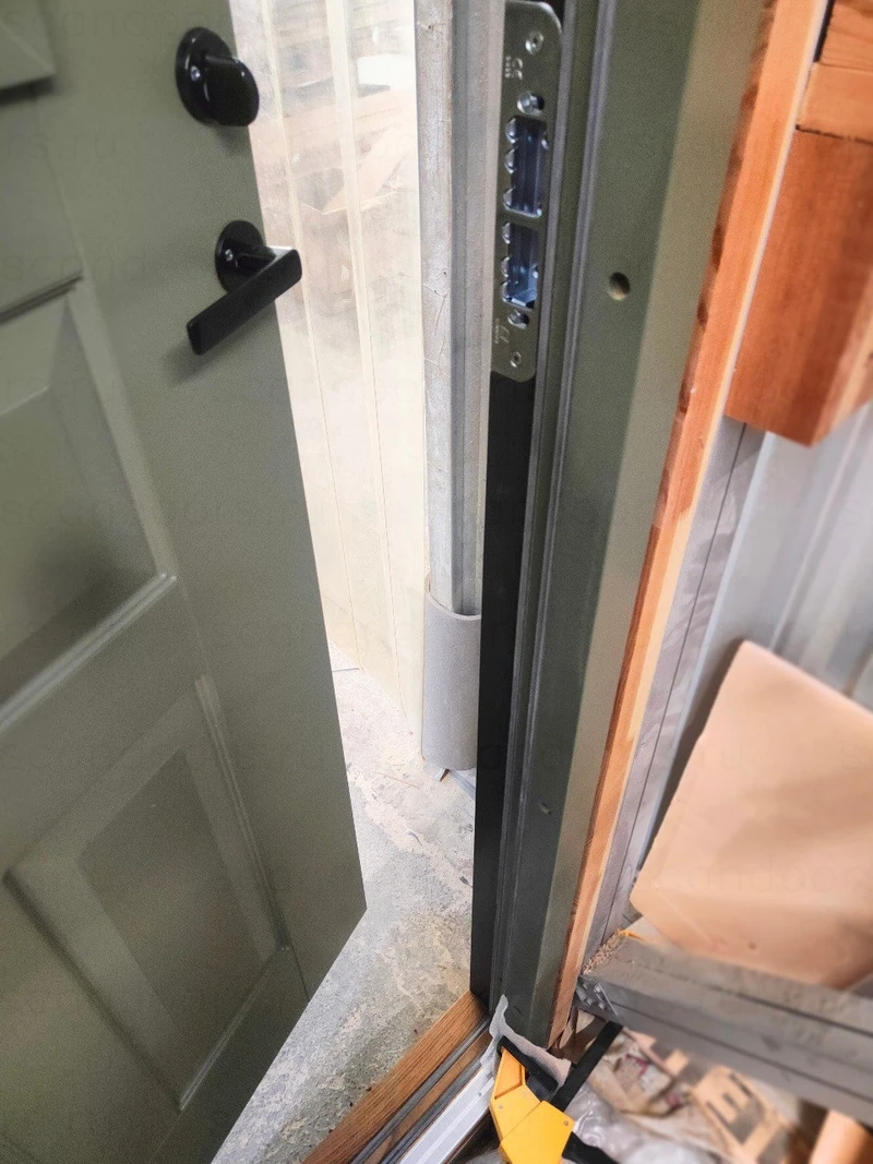 Морозостойкая деревянная входная дверь Scandoors CW020 Arctic с фрезеровкой с двух сторон под классическую филенчатую дверь, замком и фурнитурой Abloy – фото Scandoors
