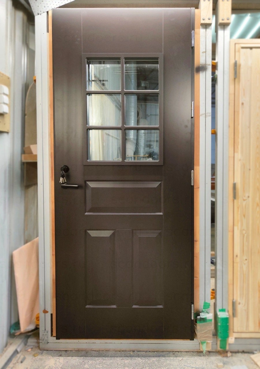 Фото 2 - Морозостойкая деревянная входная дверь Scandoors CW020 Arctic с фрезеровкой с двух сторон под классическую филенчатую дверь, замком и фурнитурой Abloy Scandoors: производство и монтаж
