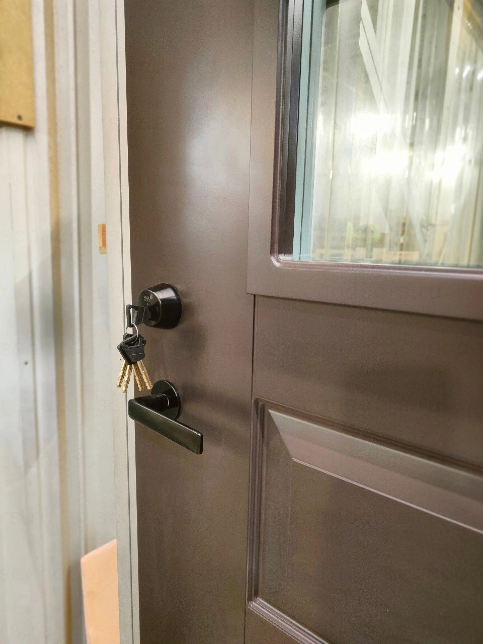 Фото 3 - Морозостойкая деревянная входная дверь Scandoors CW020 Arctic с фрезеровкой с двух сторон под классическую филенчатую дверь, замком и фурнитурой Abloy Scandoors: производство и монтаж