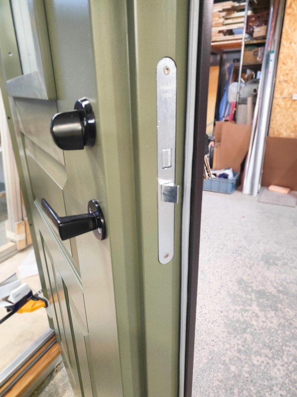 Фото 4 - Морозостойкая деревянная входная дверь Scandoors CW020 Arctic с фрезеровкой с двух сторон под классическую филенчатую дверь, замком и фурнитурой Abloy Scandoors: производство и монтаж