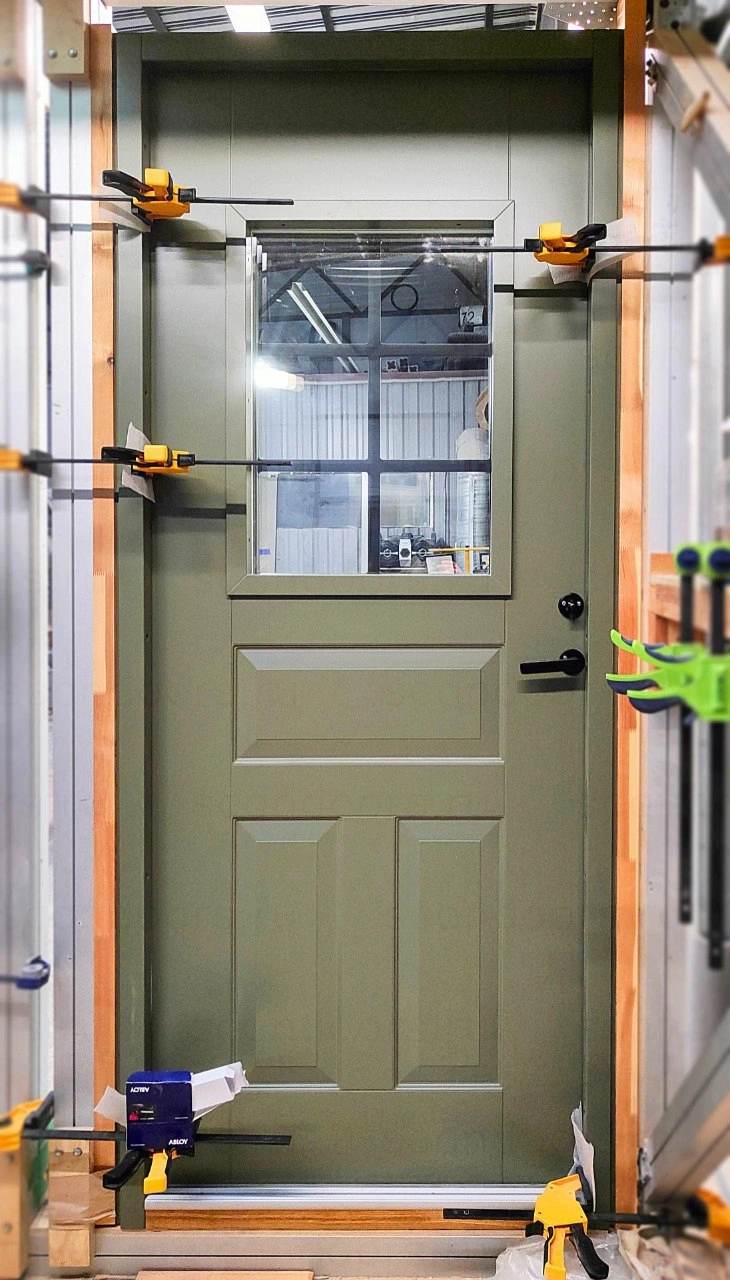 Фото 6 - Морозостойкая деревянная входная дверь Scandoors CW020 Arctic с фрезеровкой с двух сторон под классическую филенчатую дверь, замком и фурнитурой Abloy Scandoors: производство и монтаж