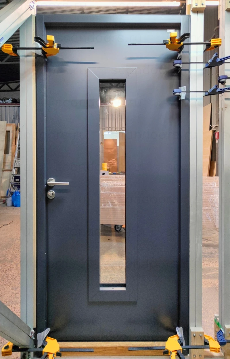 Морозостойкая дверь Scandoors MW014–Wood с декоративной рамкой из массива дуба в исполнении Arctic: полотно двери толщ. 100мм, 3 ряда уплотнения, энергосберегающий 2–х камерный стеклопакет, дверная коробка шириной 126мм. Подходит для энергоэффективных и пассивных домов – фото Scandoors