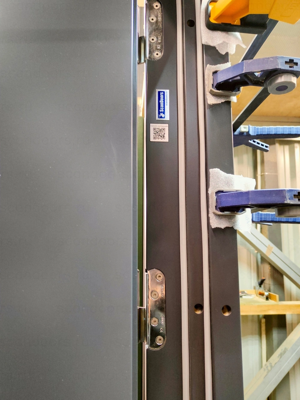 Фото 2 - Морозостойкая дверь Scandoors MW014–Wood с декоративной рамкой из массива дуба в исполнении Arctic: полотно двери толщ. 100мм, 3 ряда уплотнения, энергосберегающий 2–х камерный стеклопакет, дверная коробка шириной 126мм. Подходит для энергоэффективных и пассивных домов Scandoors: производство и монтаж