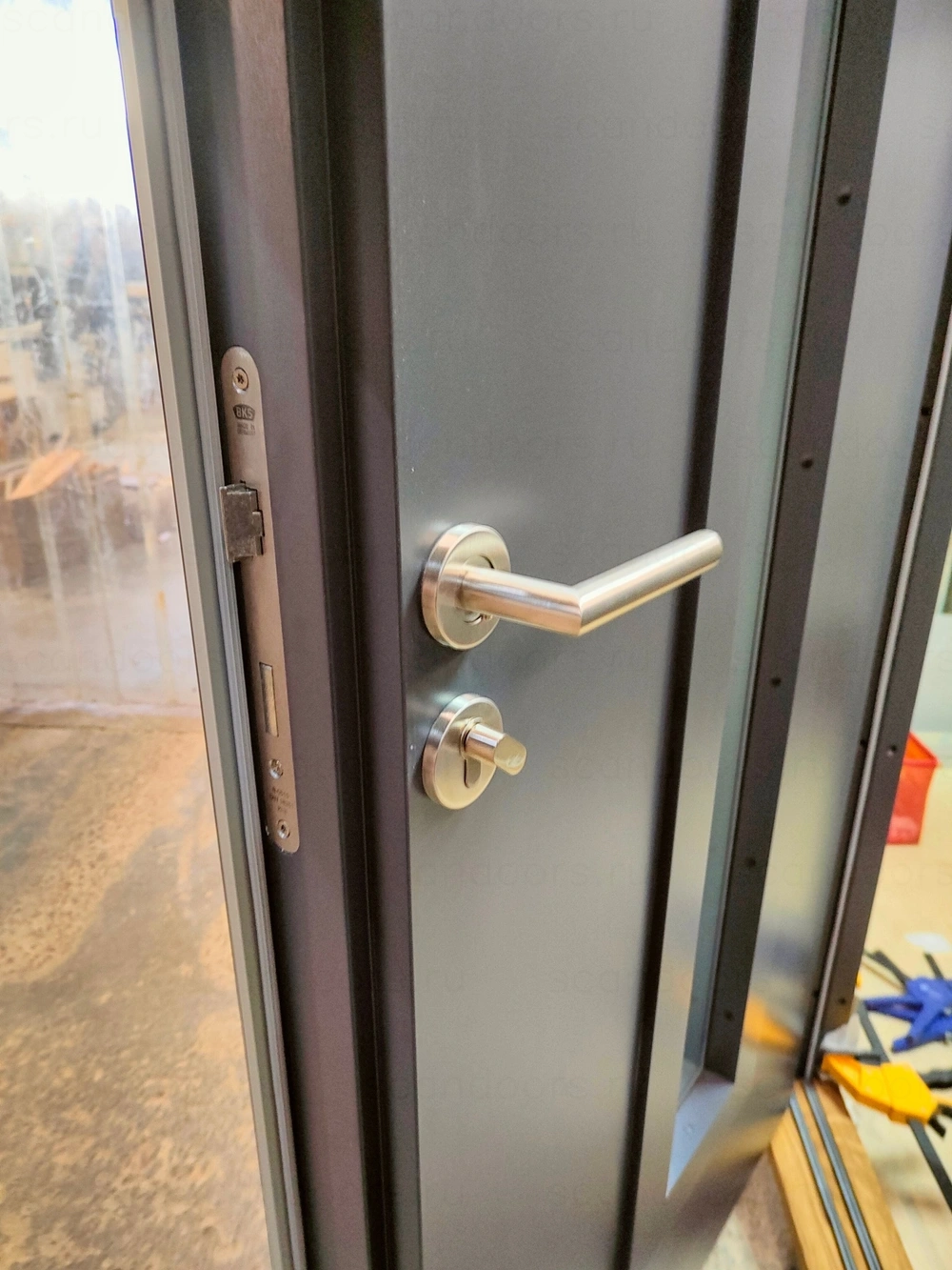 Фото 3 - Морозостойкая дверь Scandoors MW014–Wood с декоративной рамкой из массива дуба в исполнении Arctic: полотно двери толщ. 100мм, 3 ряда уплотнения, энергосберегающий 2–х камерный стеклопакет, дверная коробка шириной 126мм. Подходит для энергоэффективных и пассивных домов Scandoors: производство и монтаж