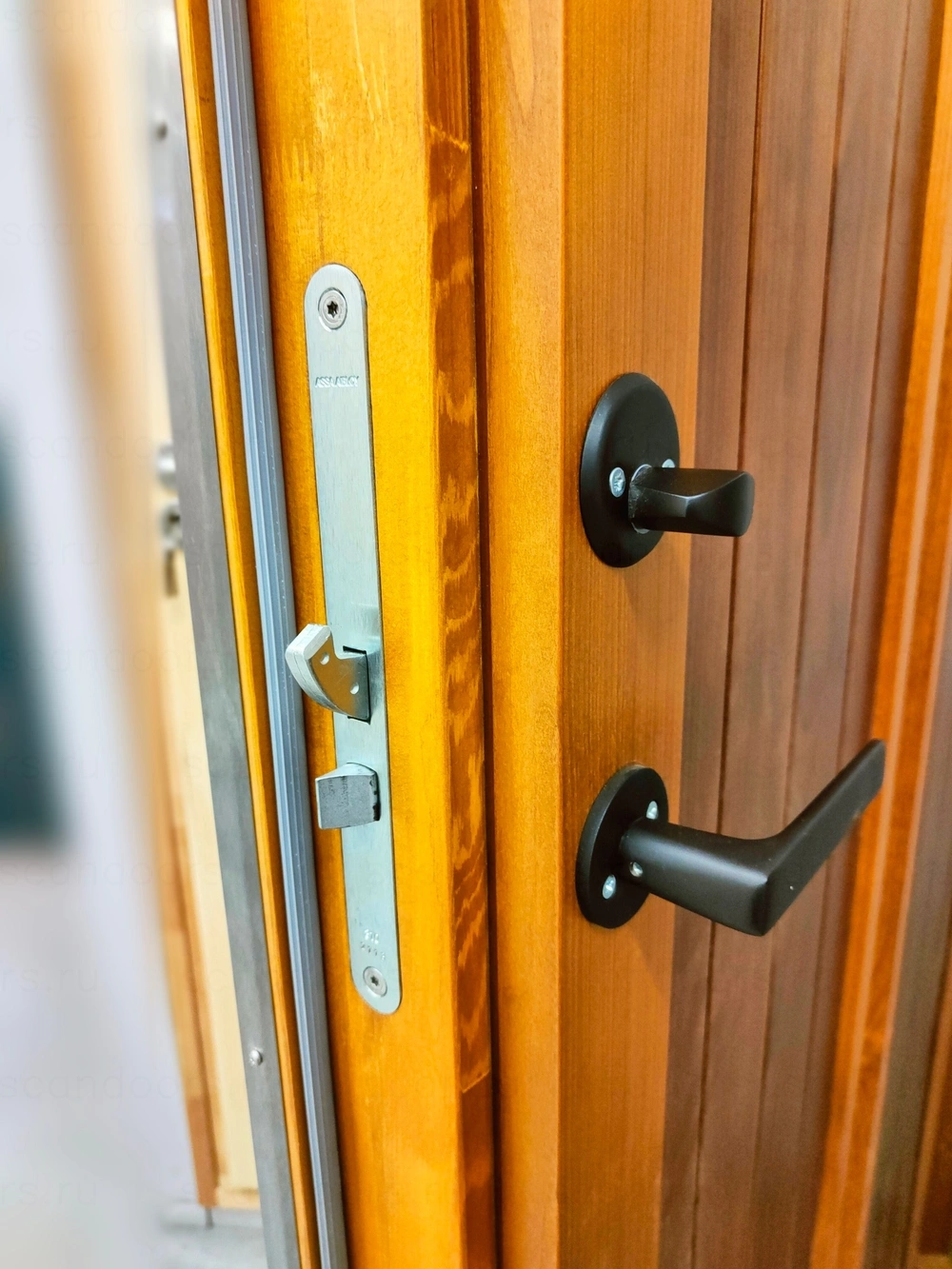 Фото 4 - Морозостойкая дверь Scandoors Planken Thermo. Отделка из термоосины, противоотжимной замок Assa 310 Scandoors: производство и монтаж