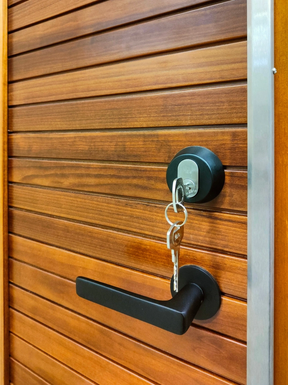 Фото 6 - Морозостойкая дверь Scandoors Planken Thermo. Отделка из термоосины, противоотжимной замок Assa 310 Scandoors: производство и монтаж