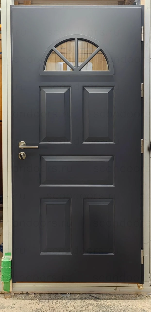 Морозостойкие деревянные двери Scandoors c усиленным дверным полотном толщиной 100мм, которое сохраняет свои геометрические параметры при любых перепадах температур. В исполнении Thermo оснащается 2–я рядами уплотнителей и 3–я рядами в исполнении Arctic. Примечательной особенностью является высокая кастомизация дизайна двери, как снаружи, так и изнутри помещения – фото Scandoors