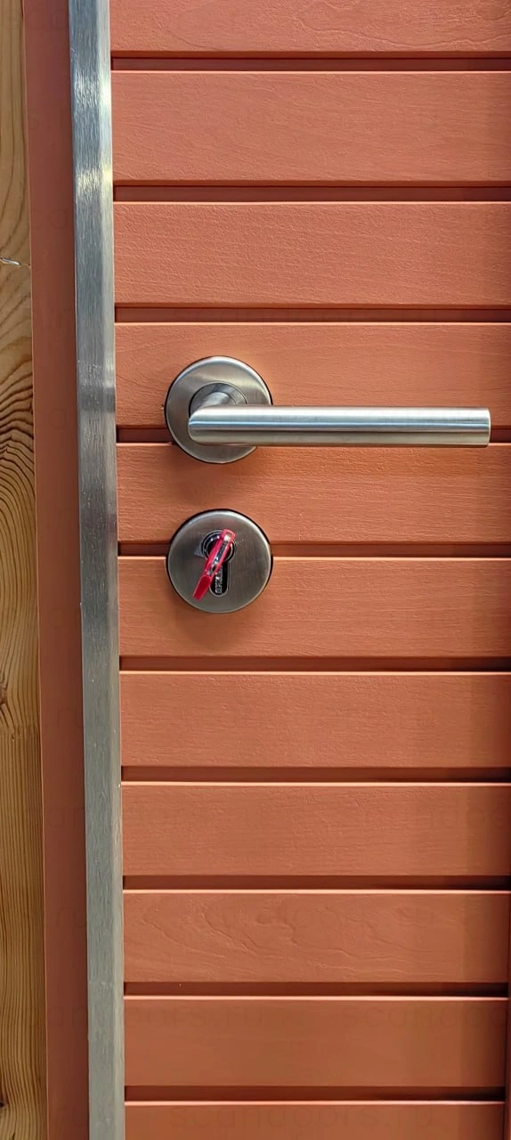 Фото 2 - Морозостойкие деревянные входные двери Scandoors Planken W012 с толщиной полотна 96мм в исполннини Thermo (2 ряда уплотнения) или Arctic (3 ряда уплотнения), остекление двухконтурный стеклопакет Scandoors: производство и монтаж