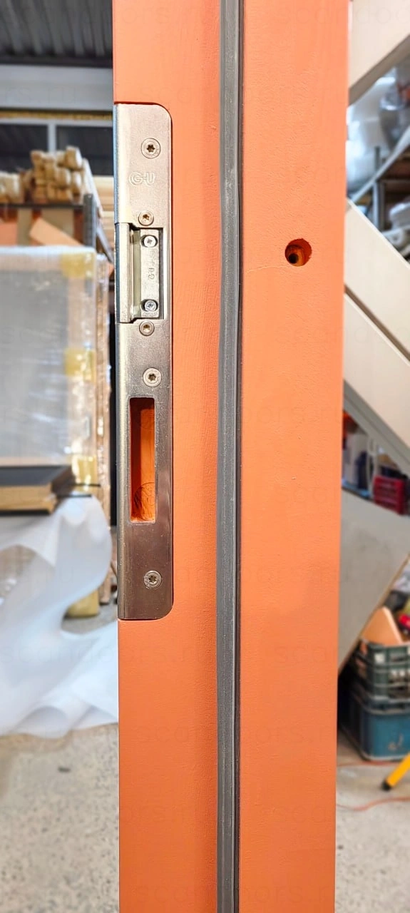 Фото 5 - Морозостойкие деревянные входные двери Scandoors Planken W012 с толщиной полотна 96мм в исполннини Thermo (2 ряда уплотнения) или Arctic (3 ряда уплотнения), остекление двухконтурный стеклопакет Scandoors: производство и монтаж