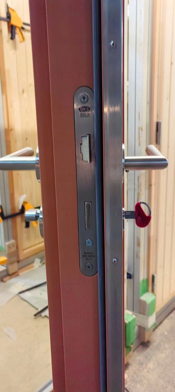 Фото 6 - Морозостойкие деревянные входные двери Scandoors Planken W012 с толщиной полотна 96мм в исполннини Thermo (2 ряда уплотнения) или Arctic (3 ряда уплотнения), остекление двухконтурный стеклопакет Scandoors: производство и монтаж