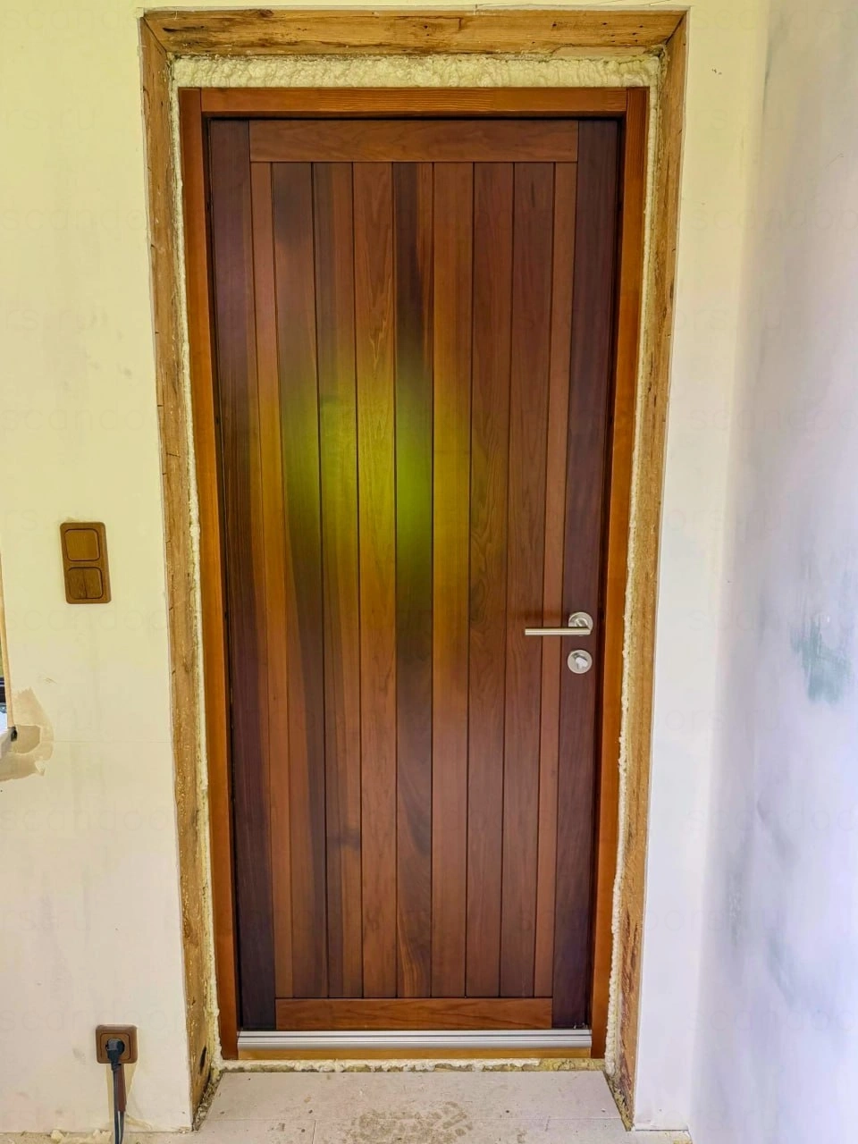 Фото 2 - 🚪 Морозостойкие двери с отделкой из термоосины – более доступная альтернатива дубу Scandoors: производство и монтаж