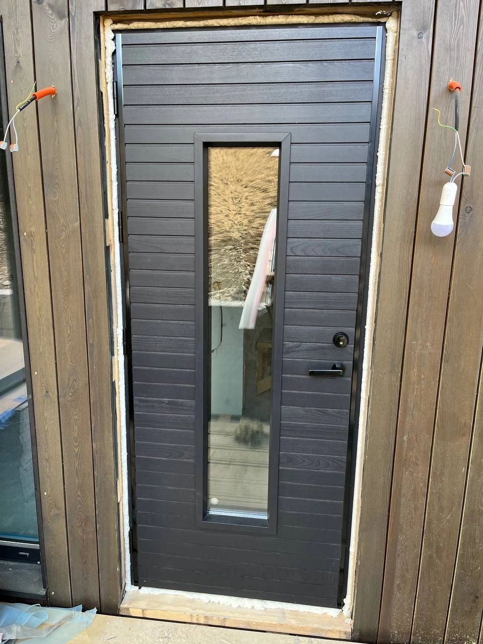 Фото 1 - Морозостойкие двери с отделкой панелями из массива осины и замком Abloy Scandoors Planken [https:. Scandoors: производство и монтаж