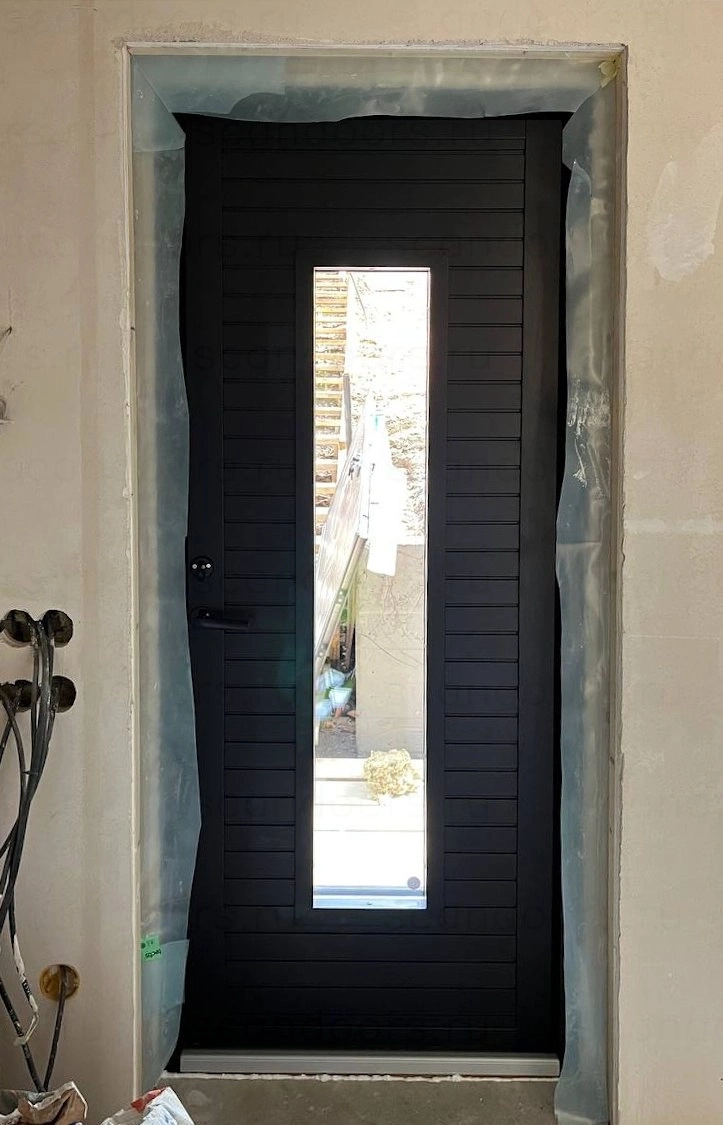 Фото 2 - Морозостойкие двери с отделкой панелями из массива осины и замком Abloy Scandoors Planken [https:. Scandoors: производство и монтаж