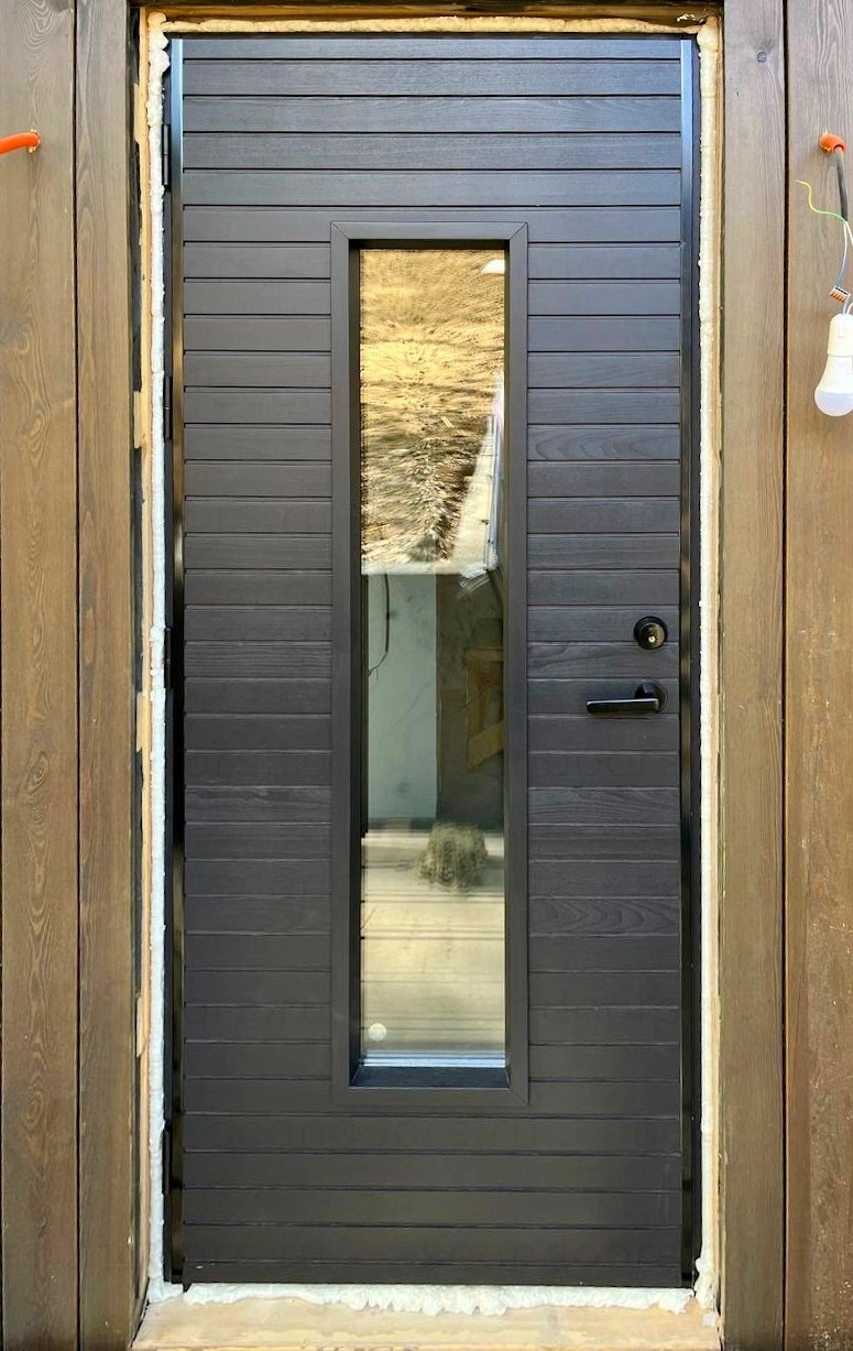 Фото 3 - Морозостойкие двери с отделкой панелями из массива осины и замком Abloy Scandoors Planken [https:. Scandoors: производство и монтаж