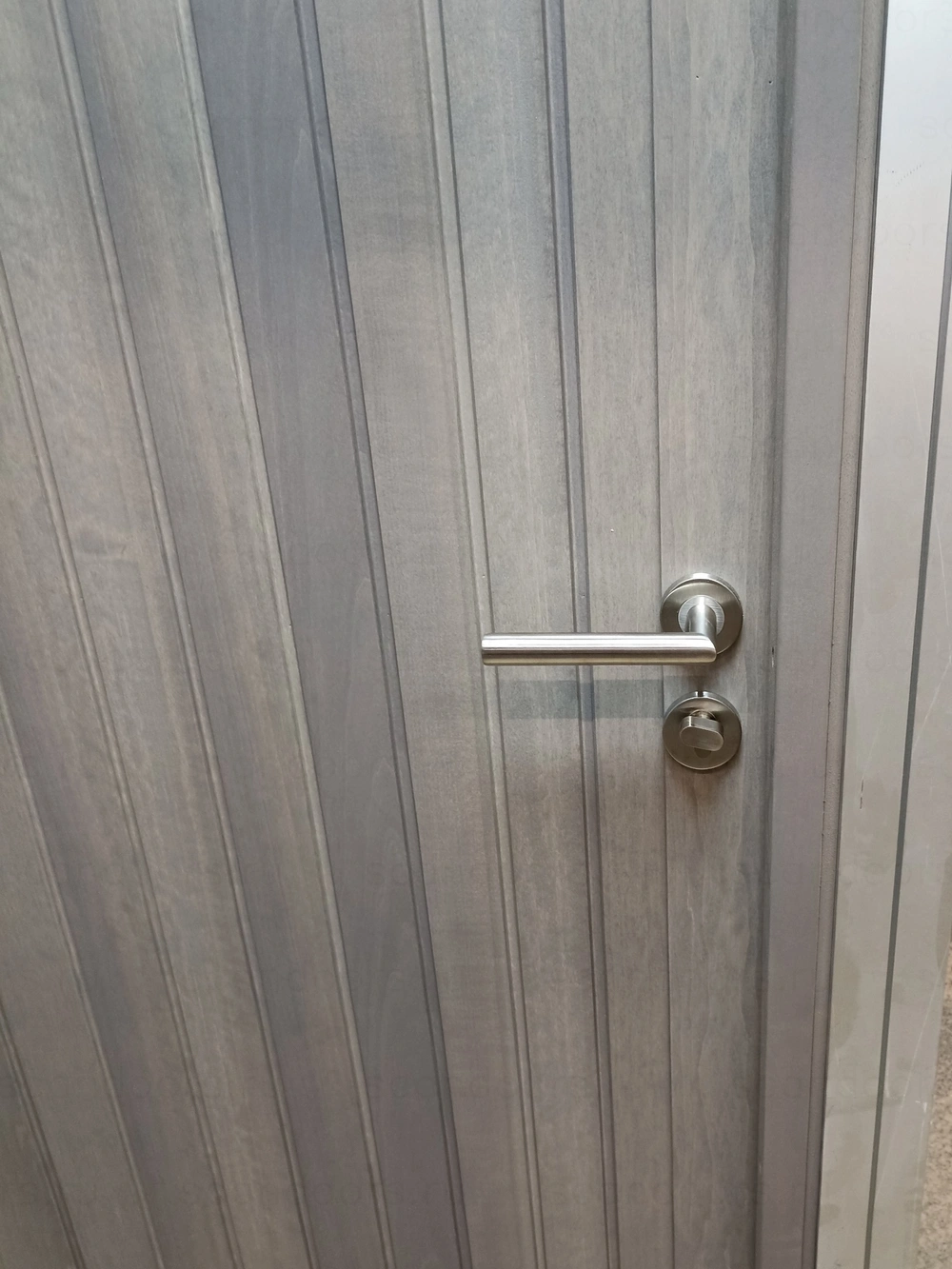 Фото 2 - Морозостойкие двери с отделкой планками из массива дерева Scandoors Planken с утепленным дверным полотном толщиной 96мм в исполнении Thermo (2 контура уплотнения) или Arctic (3 контура уплотнителей+дополнительное усиление полотна). Расположение планок может быть как вертикальное так и горизонтальное. В базовой комплектации замок DIN стандарта пр–ва Германия и фурнитура из нержавеющей стали; доступные дополнительные опции: трехточечный многозапорный замок, замок и фурнитура Abloy скандинавского типа, скрытые петли, отделка из термообработанной древесины. Scandoors: производство и монтаж