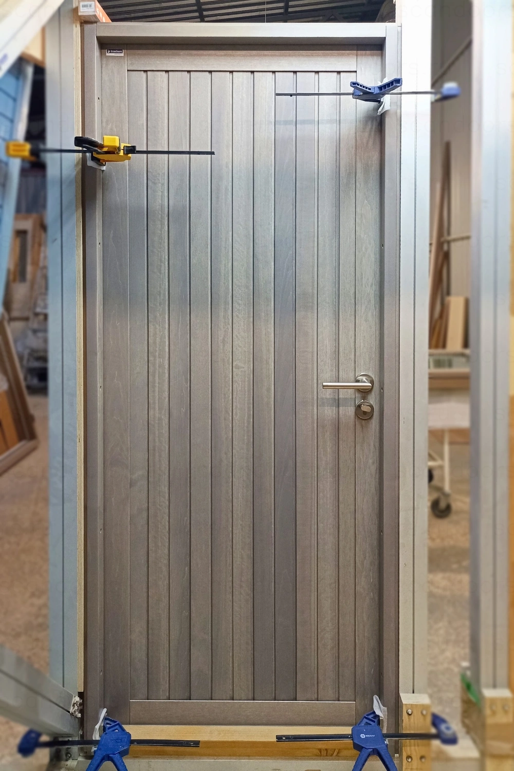 Фото 3 - Морозостойкие двери с отделкой планками из массива дерева Scandoors Planken с утепленным дверным полотном толщиной 96мм в исполнении Thermo (2 контура уплотнения) или Arctic (3 контура уплотнителей+дополнительное усиление полотна). Расположение планок может быть как вертикальное так и горизонтальное. В базовой комплектации замок DIN стандарта пр–ва Германия и фурнитура из нержавеющей стали; доступные дополнительные опции: трехточечный многозапорный замок, замок и фурнитура Abloy скандинавского типа, скрытые петли, отделка из термообработанной древесины. Scandoors: производство и монтаж