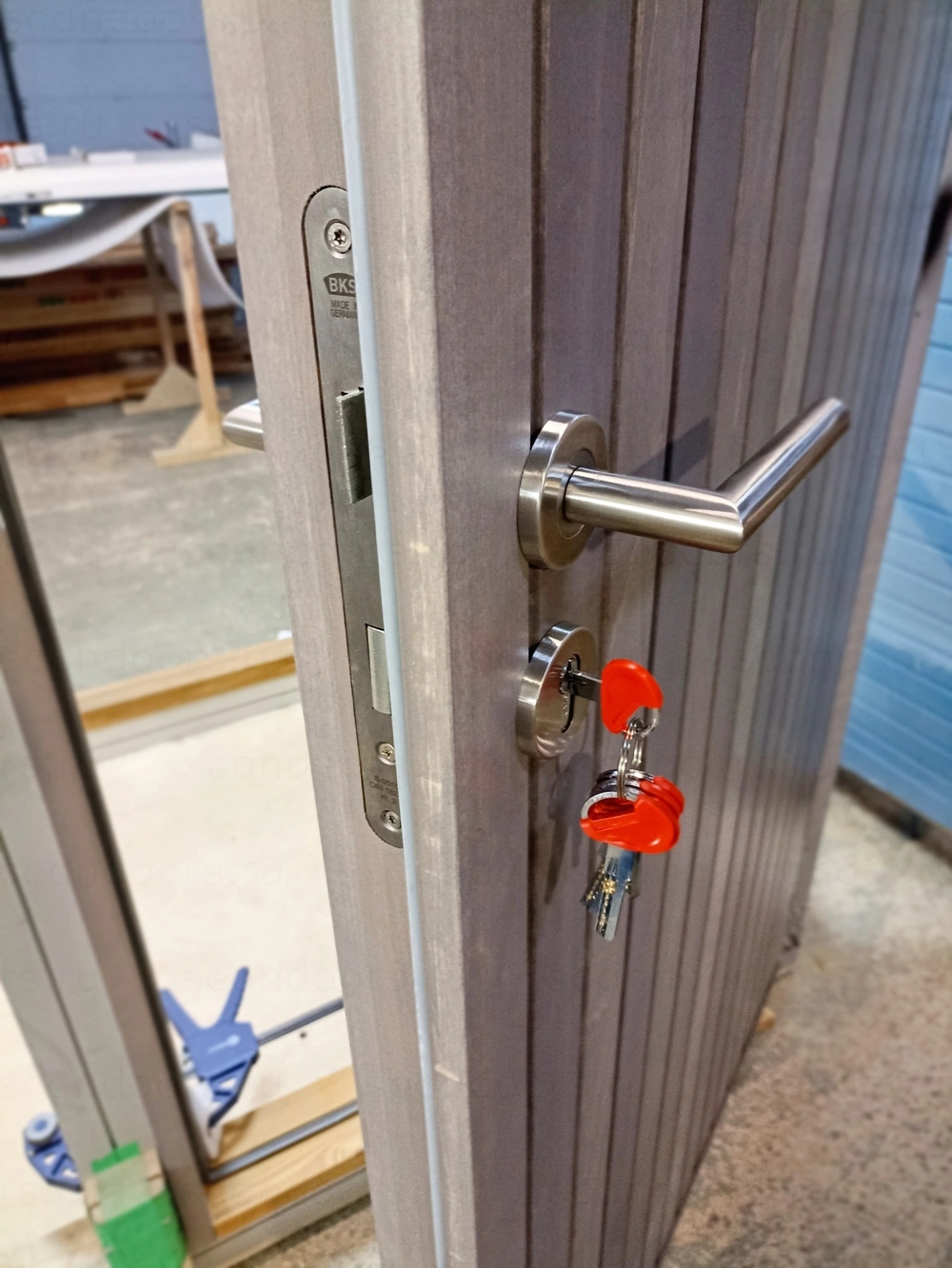 Фото 4 - Морозостойкие двери с отделкой планками из массива дерева Scandoors Planken с утепленным дверным полотном толщиной 96мм в исполнении Thermo (2 контура уплотнения) или Arctic (3 контура уплотнителей+дополнительное усиление полотна). Расположение планок может быть как вертикальное так и горизонтальное. В базовой комплектации замок DIN стандарта пр–ва Германия и фурнитура из нержавеющей стали; доступные дополнительные опции: трехточечный многозапорный замок, замок и фурнитура Abloy скандинавского типа, скрытые петли, отделка из термообработанной древесины. Scandoors: производство и монтаж
