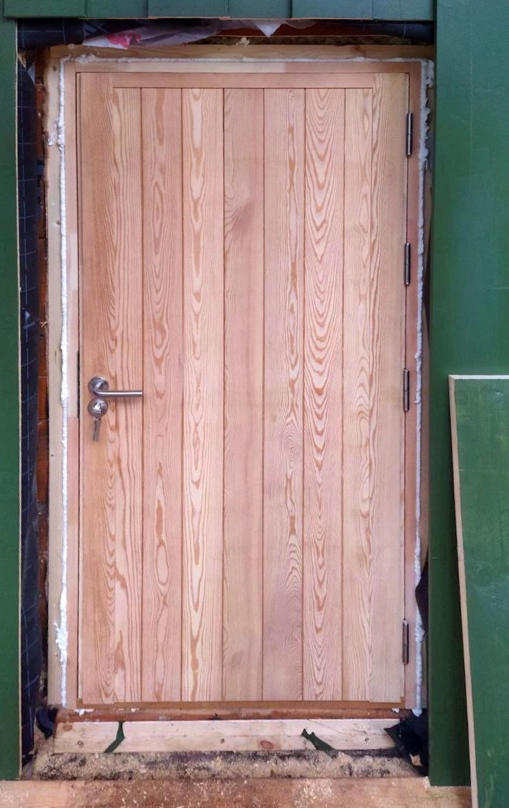 Фото 1 - Морозостойкие двери Scandi Plus c отделкой из лиственницы scandiplus Scandoors: производство и монтаж