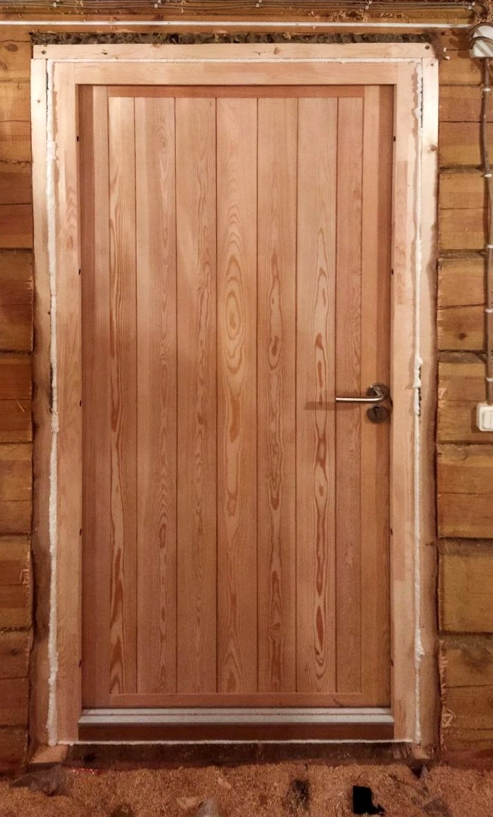 Фото 2 - Морозостойкие двери Scandi Plus c отделкой из лиственницы scandiplus Scandoors: производство и монтаж