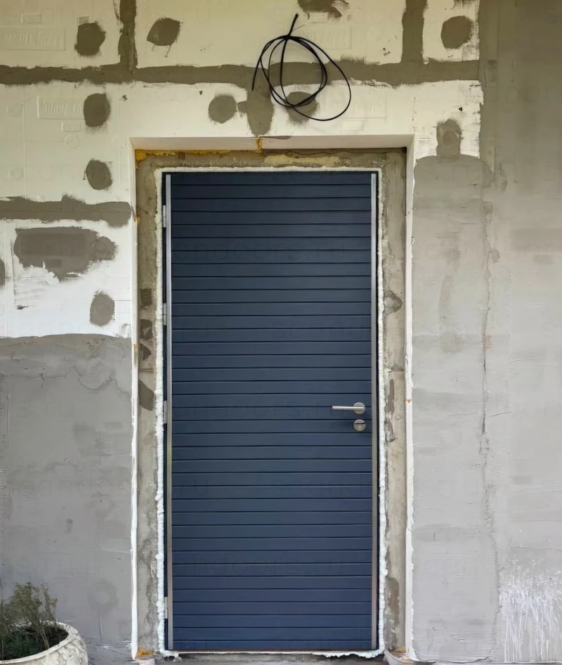 Морозостойкие входные двери Scandoors Planken с отделкой деревянными панелями. Такая отделка значительно увеличивает защиту и срок службы дверей, по сравнению с гладкой, допускает ремонт или обновление лакокрасочного покрытия фасадными красками непосредственно на месте – фото Scandoors