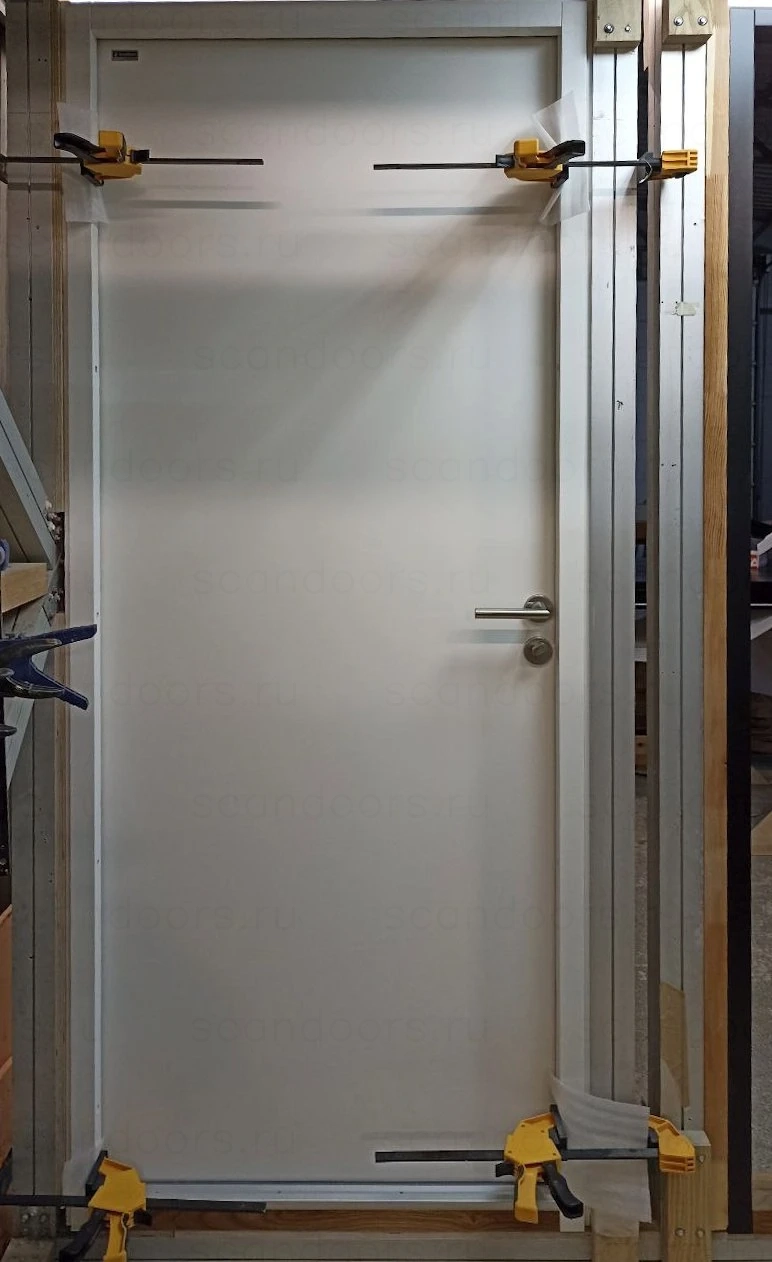 Морозостойкие входные двери Scandoors. Усиленное дверное полотно толщиной толщ. 100мм в исполнении Thermo (2 контура уплотнения) и Arctic (3 контура уплотнения. Заказной размер, цвет по RAL, замок и фурнитура включены в базовую комплектацию. Гладкие или с фрезерованным рисунком. – фото Scandoors