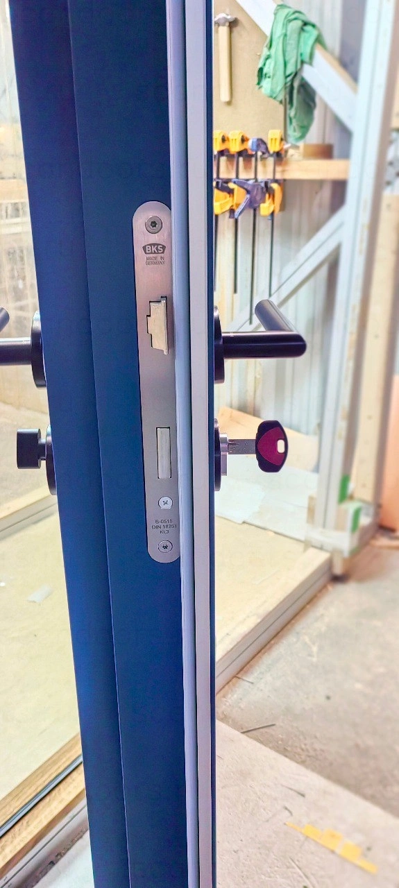 Фото 5 - Морозостойкие входные двери Scandoors. Усиленное дверное полотно толщиной толщ. 100мм в исполнении Thermo (2 контура уплотнения) и Arctic (3 контура уплотнения. Заказной размер, цвет по RAL, замок и фурнитура включены в базовую комплектацию. Гладкие или с фрезерованным рисунком. Scandoors: производство и монтаж