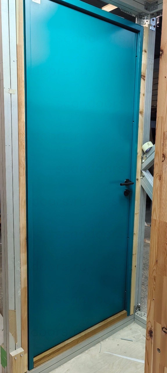 Фото 6 - Морозостойкие входные двери Scandoors. Усиленное дверное полотно толщиной толщ. 100мм в исполнении Thermo (2 контура уплотнения) и Arctic (3 контура уплотнения. Заказной размер, цвет по RAL, замок и фурнитура включены в базовую комплектацию. Гладкие или с фрезерованным рисунком. Scandoors: производство и монтаж