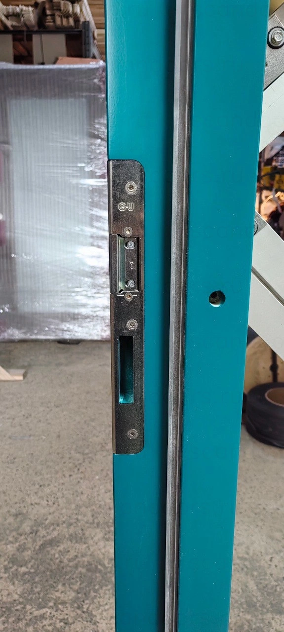 Фото 7 - Морозостойкие входные двери Scandoors. Усиленное дверное полотно толщиной толщ. 100мм в исполнении Thermo (2 контура уплотнения) и Arctic (3 контура уплотнения. Заказной размер, цвет по RAL, замок и фурнитура включены в базовую комплектацию. Гладкие или с фрезерованным рисунком. Scandoors: производство и монтаж
