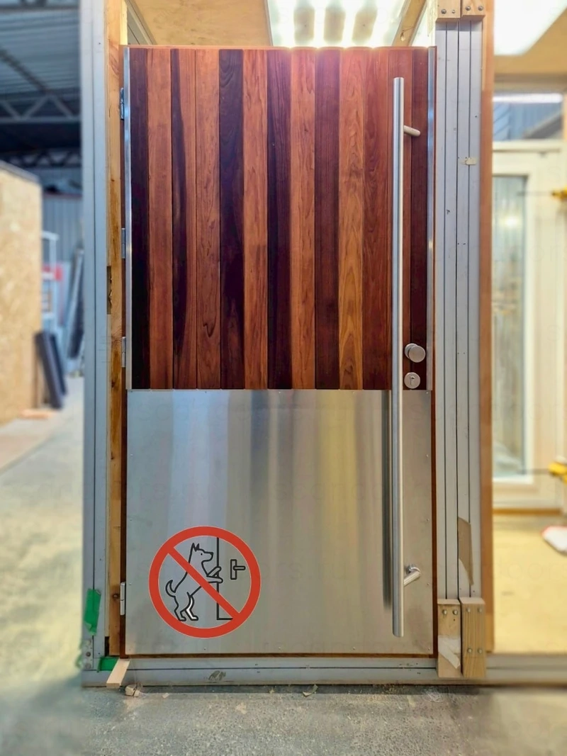 📸 На фото – дверь Scandoors Planken в отделке термоосина + защита AntiDog. Это идеальный вариант для дома, где живёт собака. – фото Scandoors