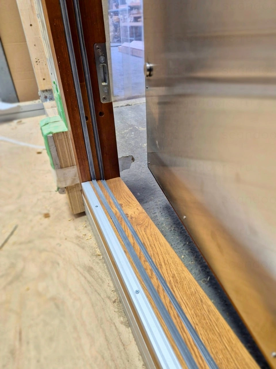 Фото 4 - 📸 На фото – дверь Scandoors Planken в отделке термоосина + защита AntiDog. Это идеальный вариант для дома, где живёт собака. Scandoors: производство и монтаж