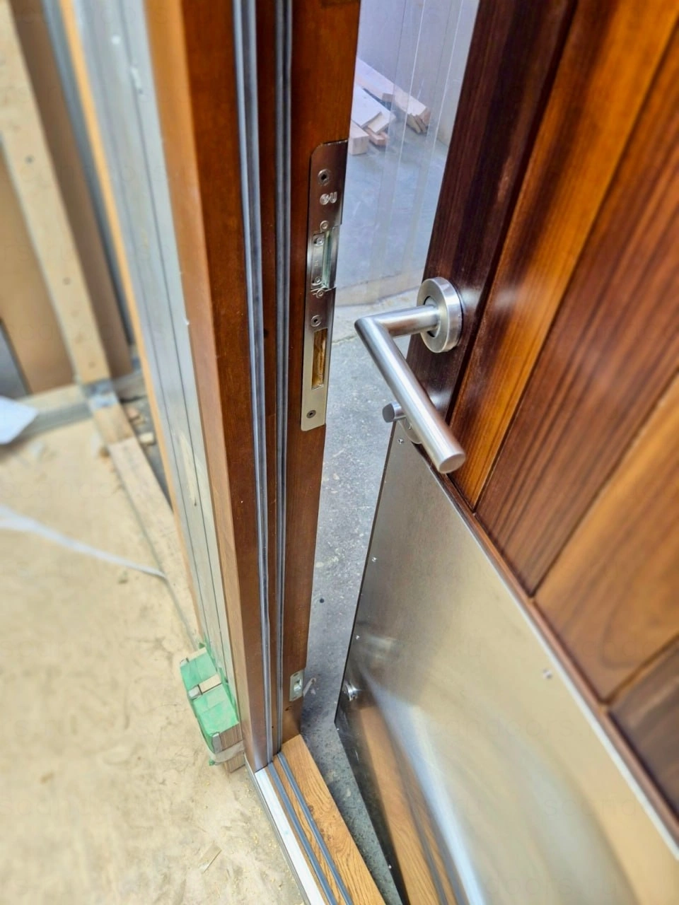 Фото 5 - 📸 На фото – дверь Scandoors Planken в отделке термоосина + защита AntiDog. Это идеальный вариант для дома, где живёт собака. Scandoors: производство и монтаж