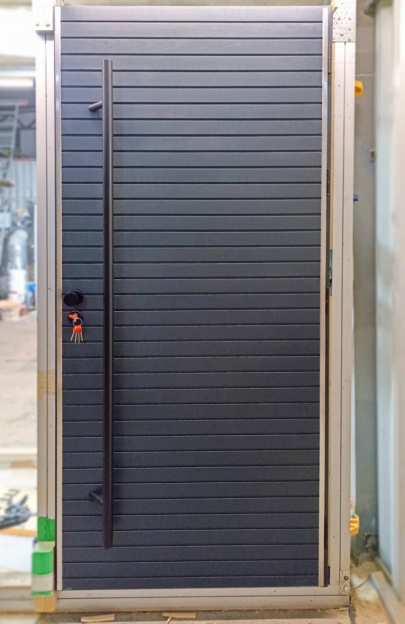 Особенности работы замка на дверях Scandoors Planken c ручкой–штангой – фото Scandoors