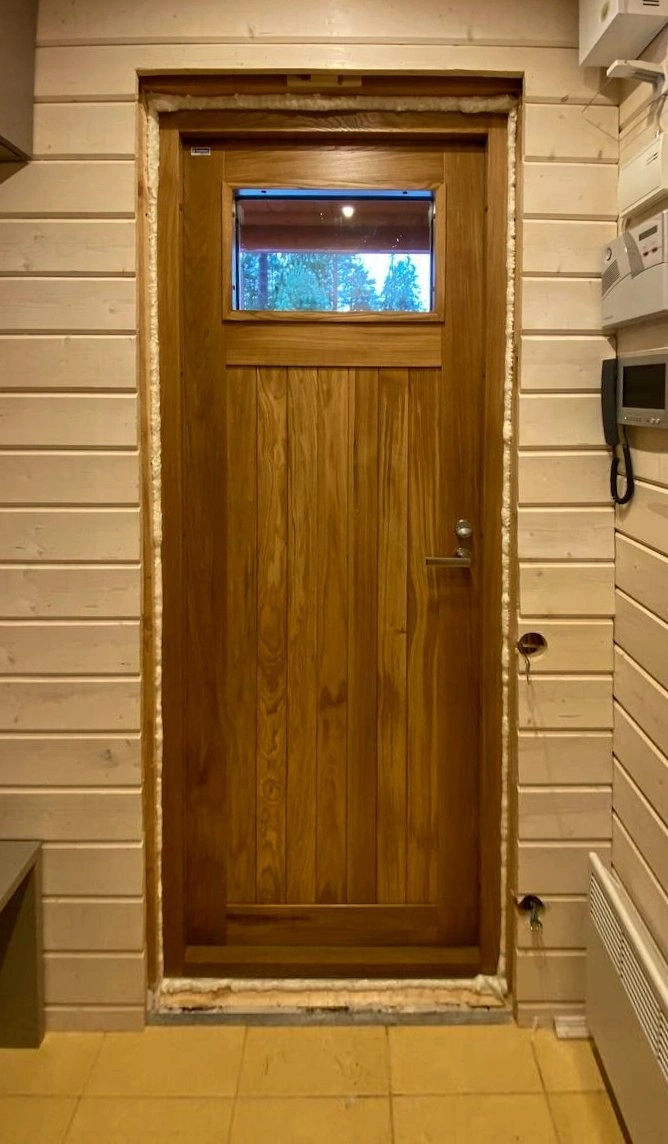 Фото 1 - Премиальная морозостойкая дверь с отделкой из массива дуба Scandoors Wood Scandoors: производство и монтаж