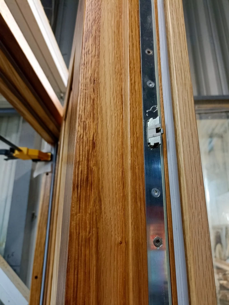 Премиальная морозостойкая входная дверь из дуба под прозрачным лаком Scadoors Wood F01 в исполнении Arctic. Усиленное дверное полотно толщиной 112мм с защитой от деформаций и продувания, три ряда уплотнителей, дверная коробка 70х135мм, коэффициент теплопередачи утепленной части полотна до U<0.5 W/m2K; 2.07 м²•˚С/Вт. Рекомендована для эксплуатации в регионах с самым холодным климатом. Оснащена многозапорным замком пр–ва Германия. – фото Scandoors