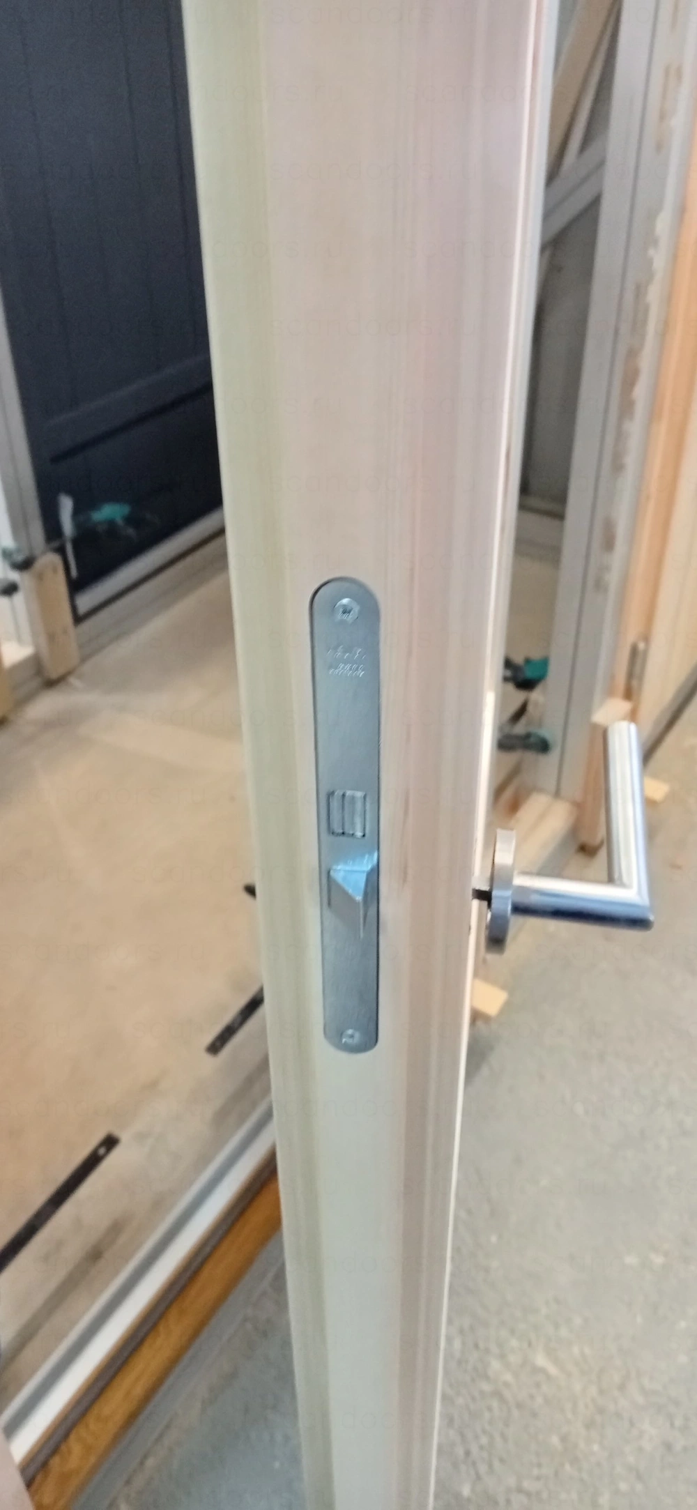 Фото 3 - Scandi Terrace с отделкой Экстра и замком Abloy. Самые очевидные плюсы теплых дверей из массива, кроме отсутствия промерзания – высокая ремонтопригодность и возможность самостоятельно красить/обновлять лкм. Особенно актуально владельцам животных. Scandoors: производство и монтаж