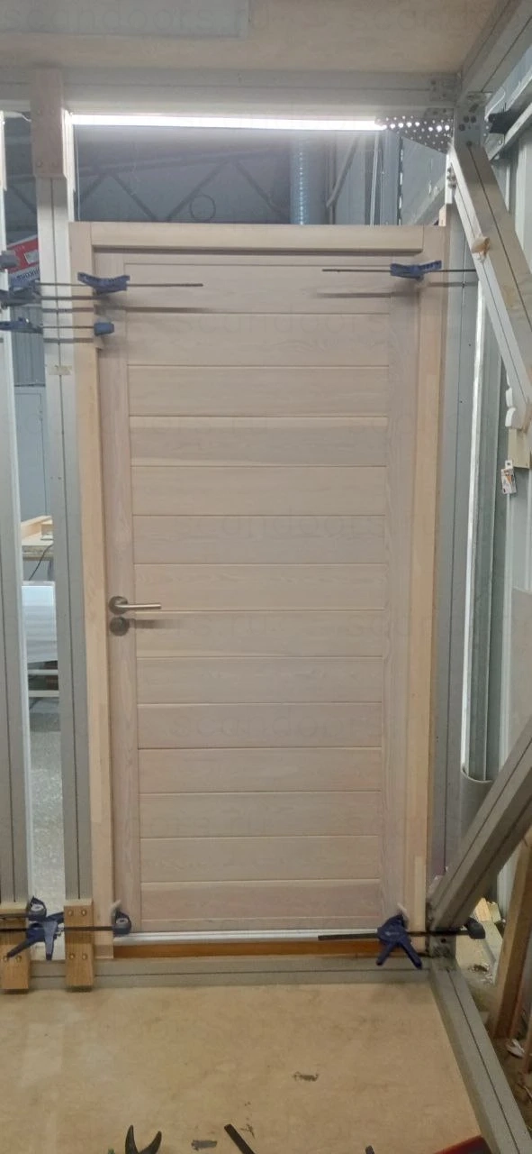 scandiplus Теплая дверь для жилых домов с отделкой из лиственницы Scandi Plus Thermo – фото Scandoors