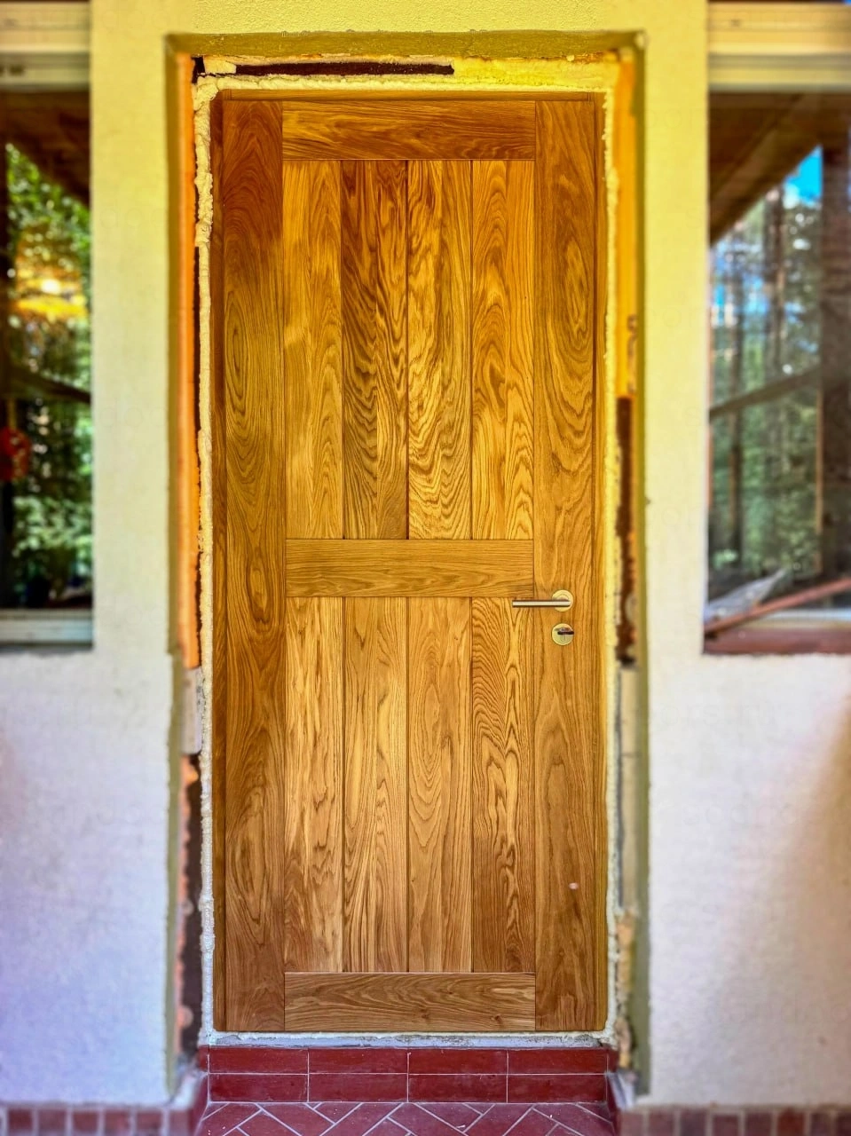 Фото 1 - ❄️ Scandoors Wood F012 – надежная дверь для суровых зим с отделкой из дуба. Scandoors: производство и монтаж